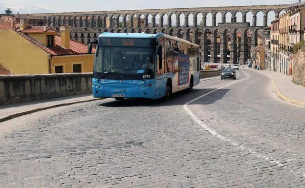 Un autobús de transporte urbano sube por la calle San Juan, donde se observa el gran deterioro del pavimento. 