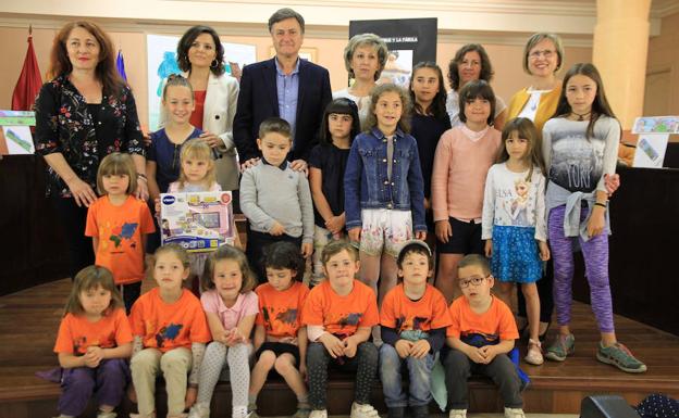 Escolares con dibujos de fábula