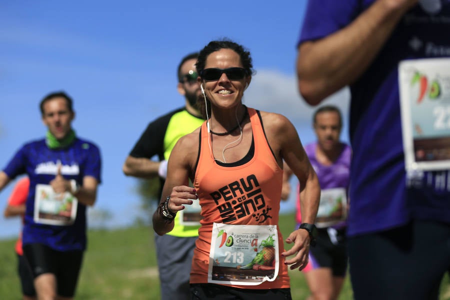 Más de 500 corredores se citaron en el Museo de la Ciencia para participar en la X Carrera de la Ciencia. Una edición que estuvo marcada por el buen tiempo y el viento.