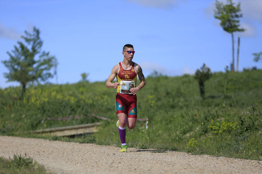 Más de 500 corredores se citaron en el Museo de la Ciencia para participar en la X Carrera de la Ciencia. Una edición que estuvo marcada por el buen tiempo y el viento.