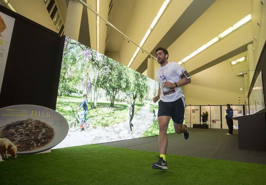 Más de 500 corredores se citaron en el Museo de la Ciencia para participar en la X Carrera de la Ciencia. Una edición que estuvo marcada por el buen tiempo y el viento.