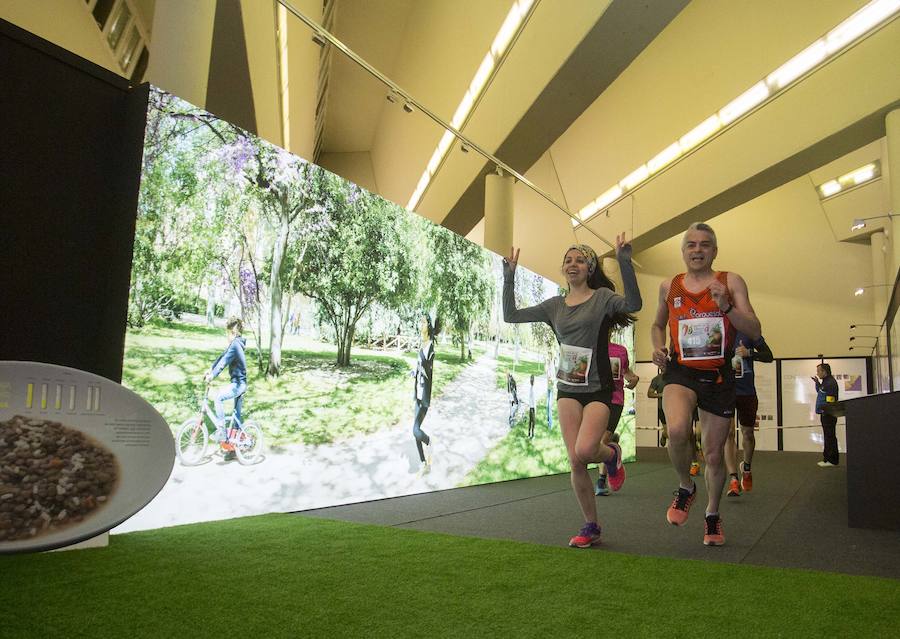Más de 500 corredores se citaron en el Museo de la Ciencia para participar en la X Carrera de la Ciencia. Una edición que estuvo marcada por el buen tiempo y el viento.