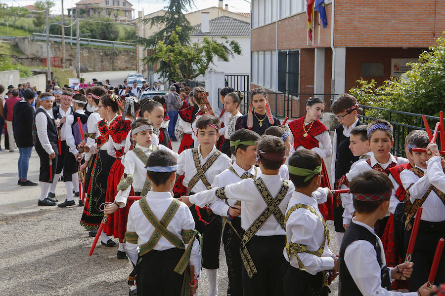 El municipio celebró ayer por todo lo alto, y con numerosa presencia de público, la undécima edición del Festival de Danzas Reserva de la Biosfera 'Sierras de Béjar y de Francia', un certamen que nació ligado al programa 'Primavera en las Sierras'. 