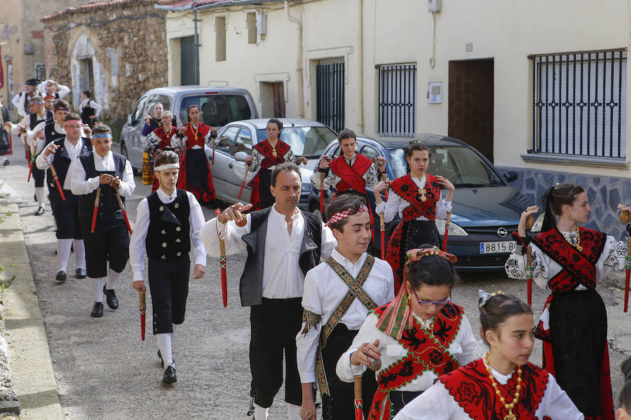 El municipio celebró ayer por todo lo alto, y con numerosa presencia de público, la undécima edición del Festival de Danzas Reserva de la Biosfera 'Sierras de Béjar y de Francia', un certamen que nació ligado al programa 'Primavera en las Sierras'. 