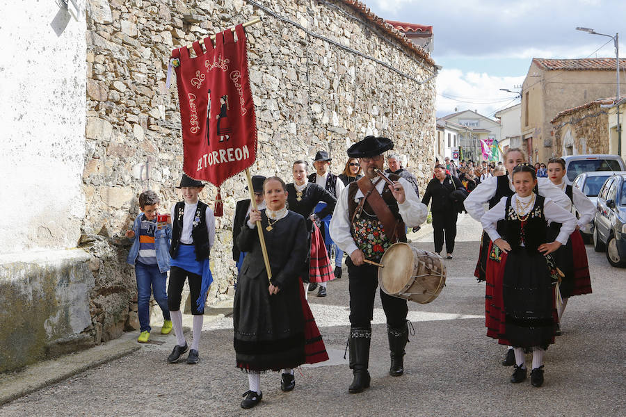 El municipio celebró ayer por todo lo alto, y con numerosa presencia de público, la undécima edición del Festival de Danzas Reserva de la Biosfera 'Sierras de Béjar y de Francia', un certamen que nació ligado al programa 'Primavera en las Sierras'. 