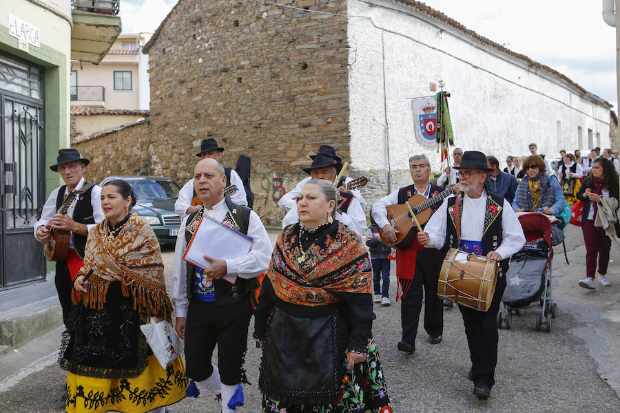 El municipio celebró ayer por todo lo alto, y con numerosa presencia de público, la undécima edición del Festival de Danzas Reserva de la Biosfera 'Sierras de Béjar y de Francia', un certamen que nació ligado al programa 'Primavera en las Sierras'. 