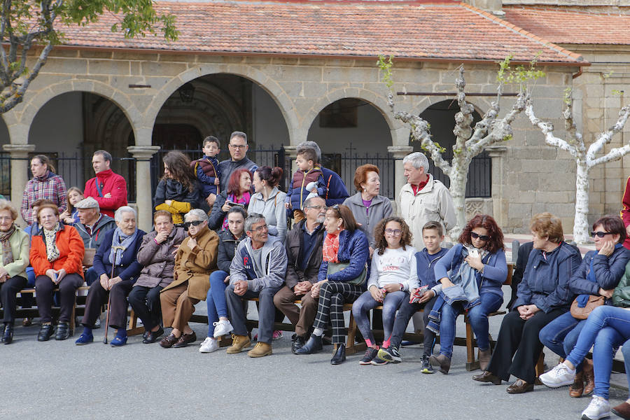 El municipio celebró ayer por todo lo alto, y con numerosa presencia de público, la undécima edición del Festival de Danzas Reserva de la Biosfera 'Sierras de Béjar y de Francia', un certamen que nació ligado al programa 'Primavera en las Sierras'. 