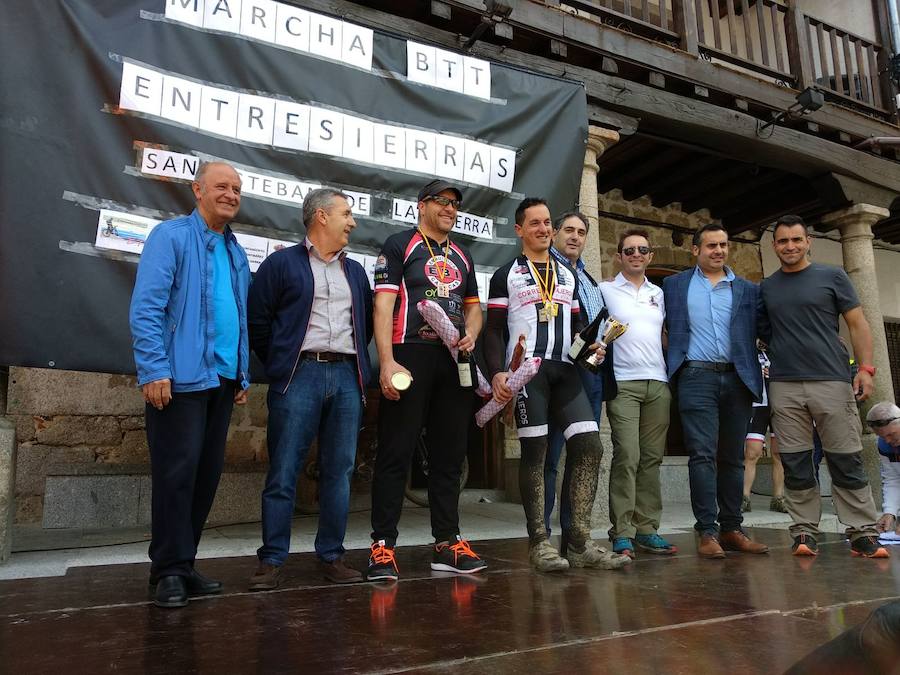 La localidad salmantina de San Esteban de la Sierra organizó este sábado, con éxito de convocatoria y deportivo, la IIIMarcha BTT Entresierras, una cita incluida en el III Circuito BTT de la Diputación Provincial de Salamanca. 