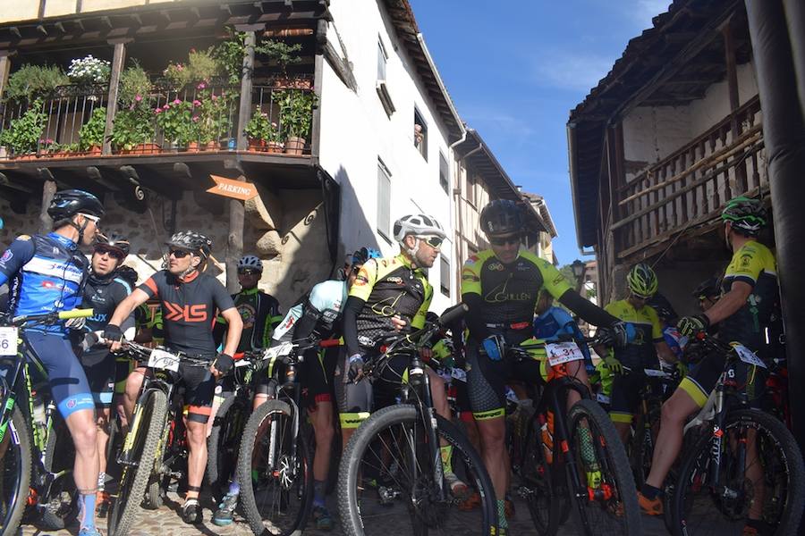 La localidad salmantina de San Esteban de la Sierra organizó este sábado, con éxito de convocatoria y deportivo, la IIIMarcha BTT Entresierras, una cita incluida en el III Circuito BTT de la Diputación Provincial de Salamanca. 