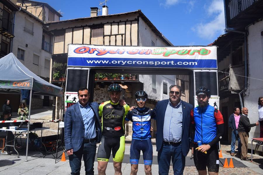 La localidad salmantina de San Esteban de la Sierra organizó este sábado, con éxito de convocatoria y deportivo, la IIIMarcha BTT Entresierras, una cita incluida en el III Circuito BTT de la Diputación Provincial de Salamanca. 