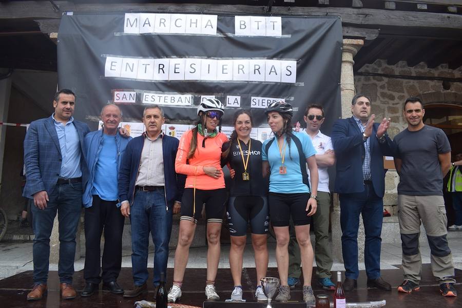 La localidad salmantina de San Esteban de la Sierra organizó este sábado, con éxito de convocatoria y deportivo, la IIIMarcha BTT Entresierras, una cita incluida en el III Circuito BTT de la Diputación Provincial de Salamanca. 