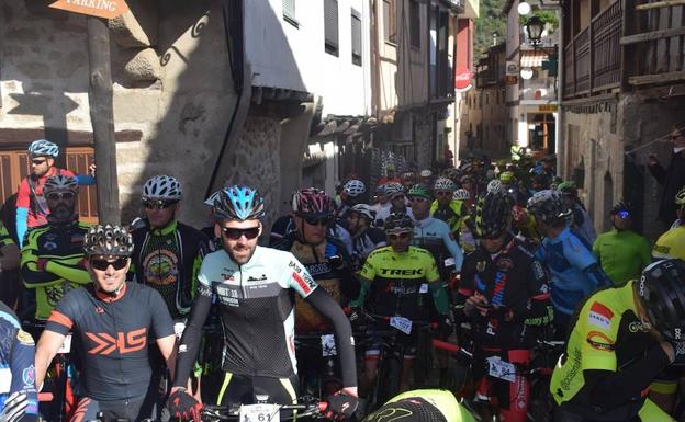 Los ciclistas esperan para tomar la salida en la III Carrera BTT Entresierras San Esteban de la Sierra. 