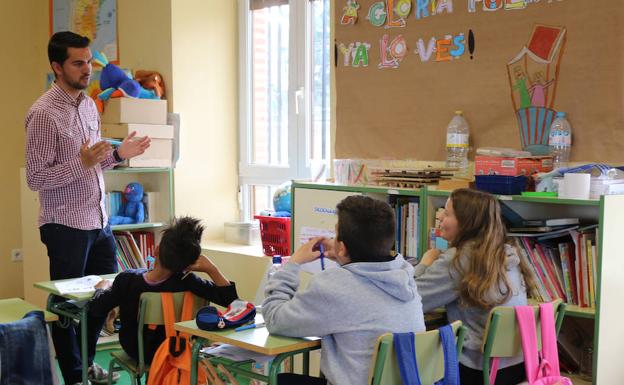 Alfredo Caballero impartiendo clases una mañana en Gotarrendura. 