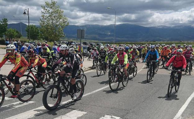 Salida d ela marcha ciclista desde la avenida Vicente Aleixandre.