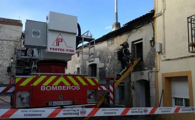 Los Bomberos de la Diputación, durante las labores de extinción.