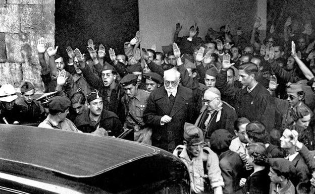 Unamuno sale delEdificio Histórico de la Universidad tras su altercado dialéctico con Millán Astray en el Paraninfo.