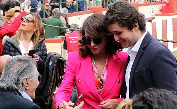 Imagen principal - Jaime Ostos se dispone a fotografiar a su esposa, María Ángeles Grajal, con Froilán Marichalar. Luguillano saluda en el callejón. Abajo, el activista antitaurino holandés Peter Janssen es reducido por dos subalternos.