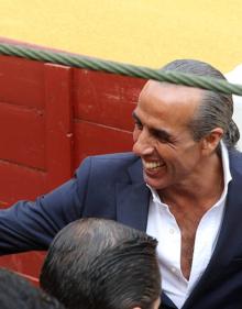 Imagen secundaria 2 - Jaime Ostos se dispone a fotografiar a su esposa, María Ángeles Grajal, con Froilán Marichalar. Luguillano saluda en el callejón. Abajo, el activista antitaurino holandés Peter Janssen es reducido por dos subalternos.