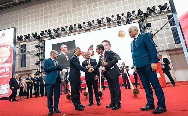 Dai Binbin, jefe del distrito de Haidian en Pekín, China, entregó la copa de vino del Concurso Mundial a Frédéric Borloz, alcalde de Aigle, Suiza, en presencia de Baudouin Havaux, presidente del campeonato. 