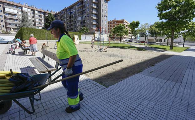 Una operaria municipal trabaja en la zona verde de la calle Alicante. 