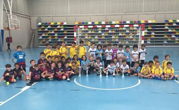 Foto de familia con varios de los equipos participantes en la IV Copa Prebenjamín de fútbol sala.