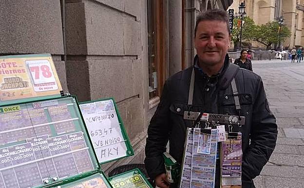 Ricardo Guijarro, vendedor de la ONCE de Segovia, junto a su puesto en la Plaza Mayor. 