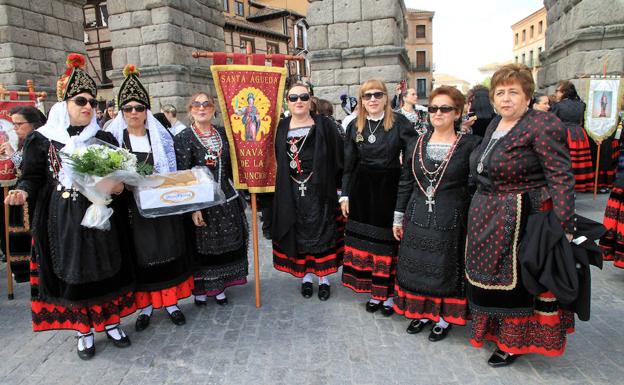 Un grupo de aguederas de Nava de la Asunción. 