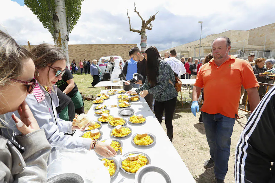 Fotos: Paellada popular en las fiestas de Villamayor