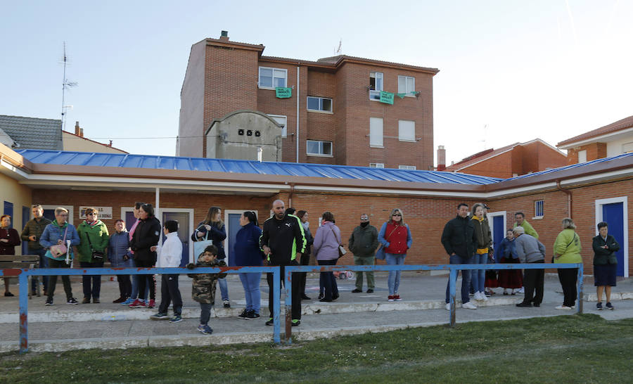 Fotos: San Isidro viaja en globo en Dueñas