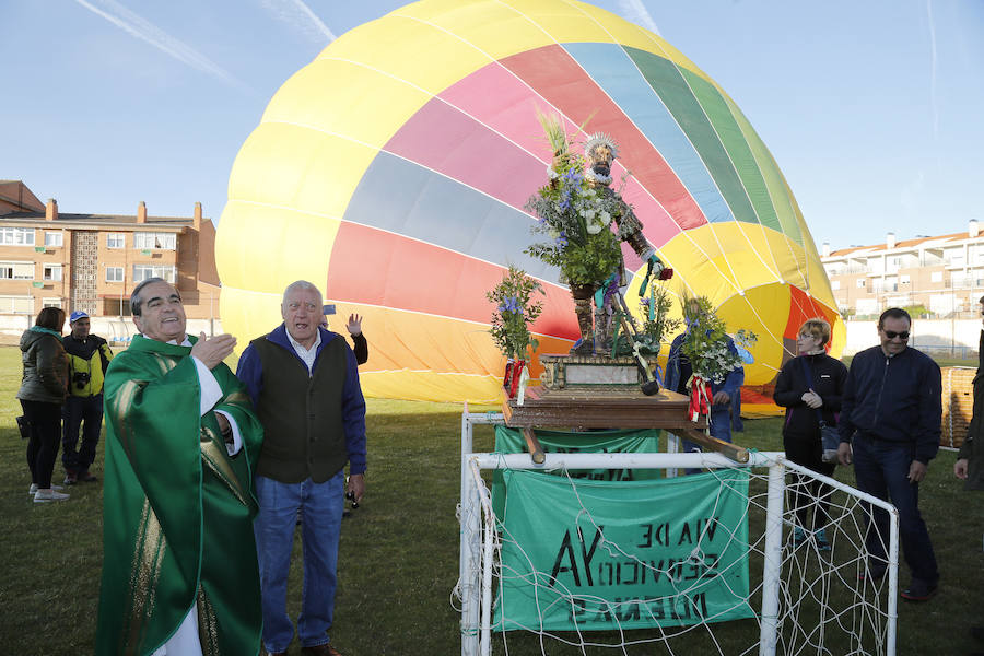 Fotos: San Isidro viaja en globo en Dueñas