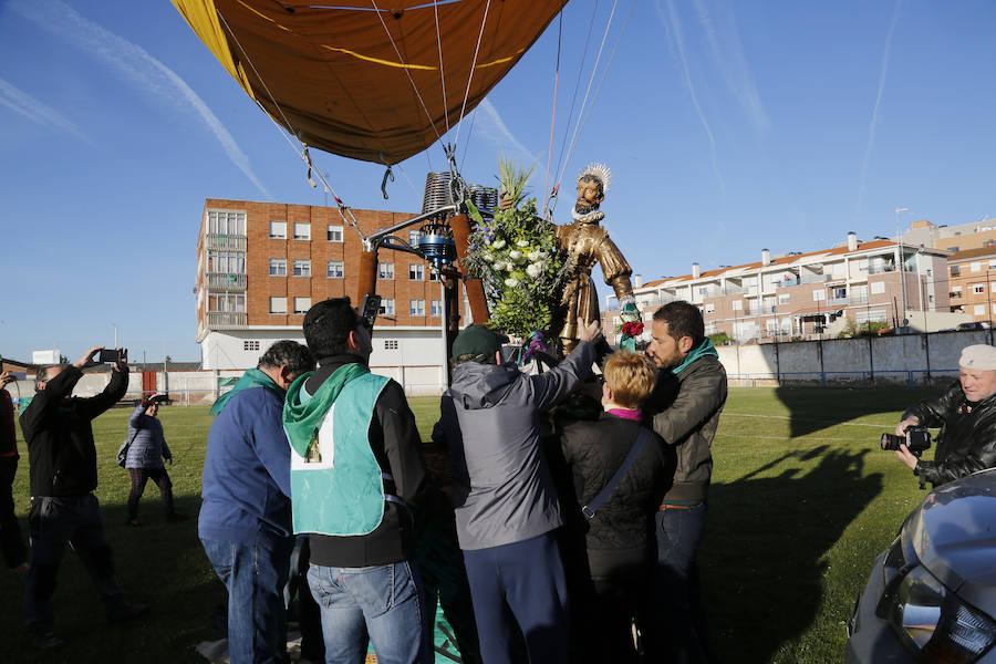 Fotos: San Isidro viaja en globo en Dueñas