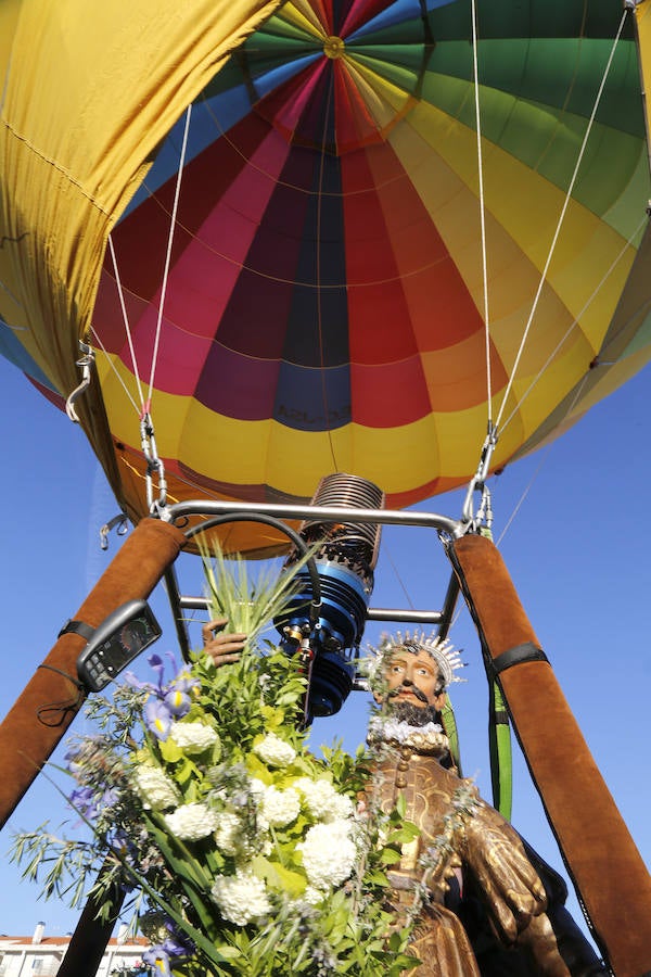 Fotos: San Isidro viaja en globo en Dueñas