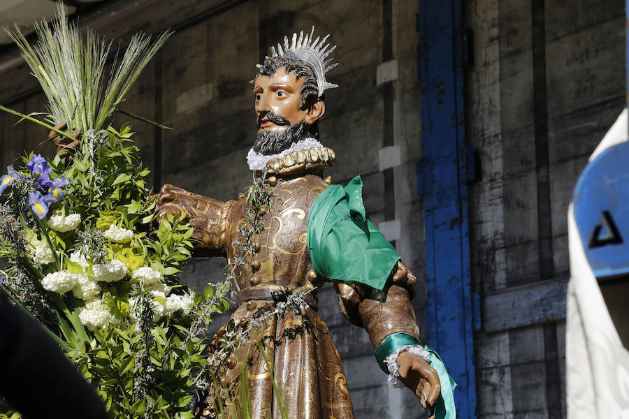 Fotos: San Isidro viaja en globo en Dueñas