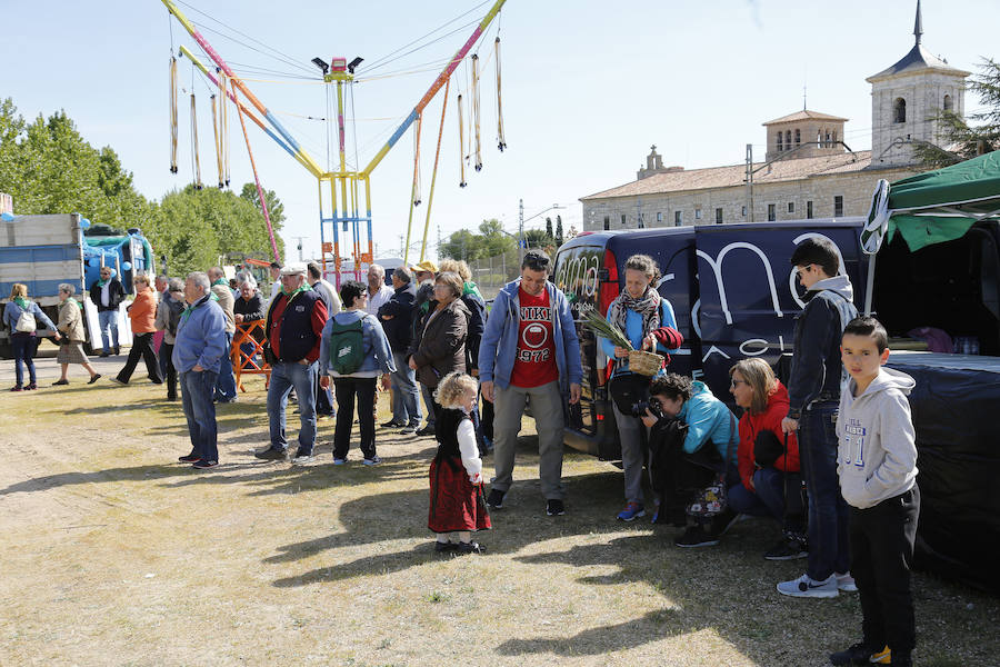 Fotos: San Isidro viaja en globo en Dueñas