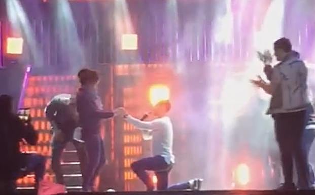 Dany Alonso, en el momento de declararse a su novia.