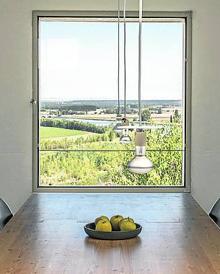 Imagen secundaria 2 - Interior de la nave antes de su transformación en estudio y pérgola de entrada. Una de las estancias interiores con vistas al campo de Castronuño. 