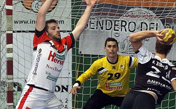 El portero Yeray Lamariano, atento al lanzamiento de un rival.