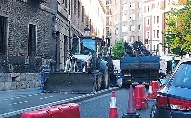 Obras de aguas de Valladolid en la calle cardenal Mendoza, en el carril bici. Un carril permanece cortado así como los accesos a calle Librería.