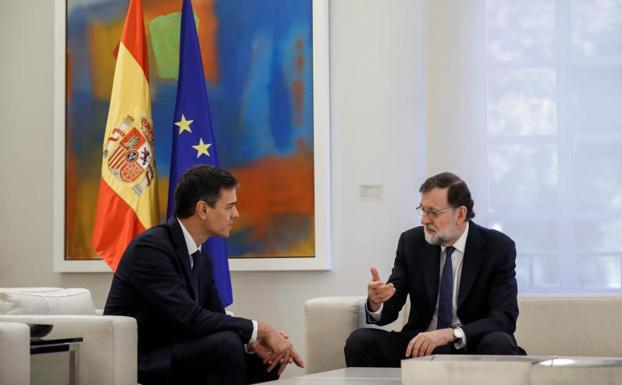 Rajoy y Sánchez durante la reunión.