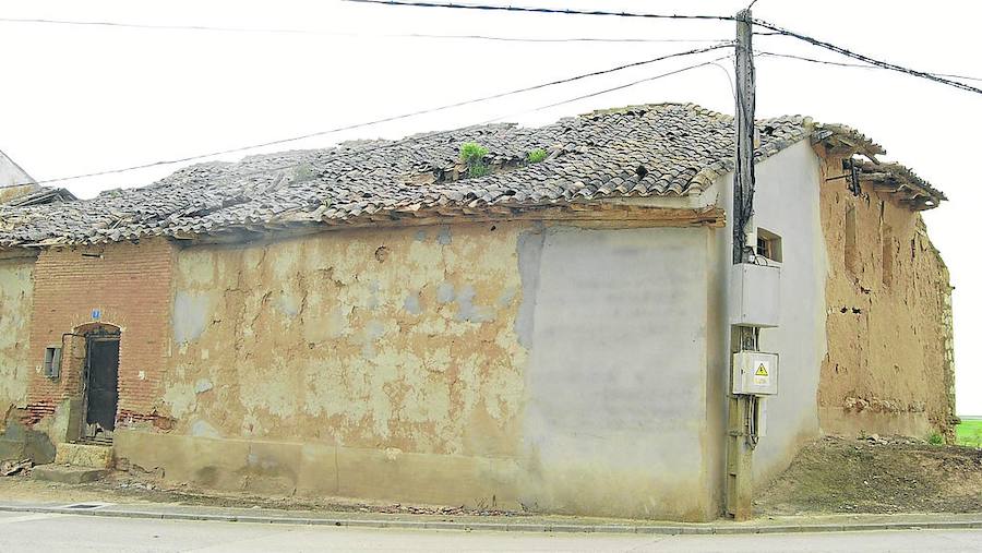 Fachada de la contrucción, donde se ve el mal estado de la cubierta.