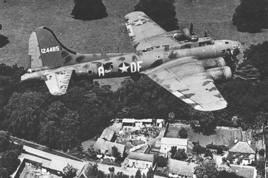 El legendario bombardero de EE UU que regresó sin un rasguño de 25 misiones en la II Guerra Mundial reaparece completamente restaurado por los 75 años de su última incursión