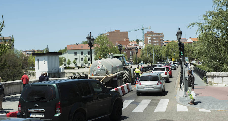 Fotos: El Puente Mayor cierra al tráfico uno de sus carriles
