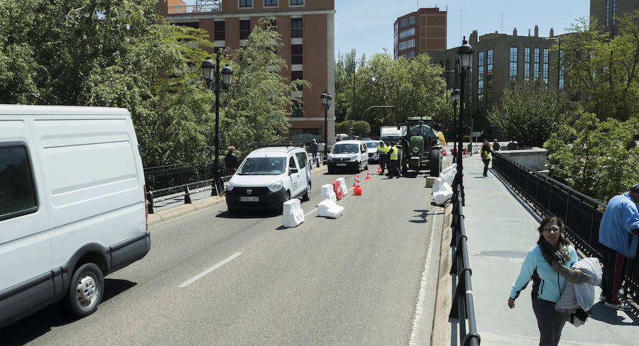 Fotos: El Puente Mayor cierra al tráfico uno de sus carriles