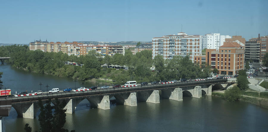 Fotos: El Puente Mayor cierra al tráfico uno de sus carriles