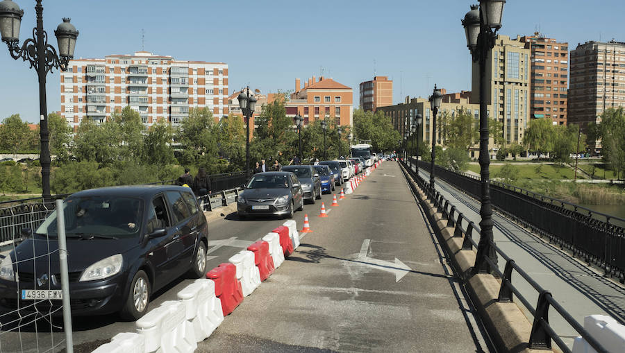Fotos: El Puente Mayor cierra al tráfico uno de sus carriles