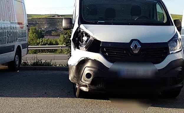 Estado en el que quedó la furgoneta tras el atropello. 