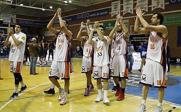 Los jugadores aplauden a la afición palentina que les acompañó a Oviedo. 