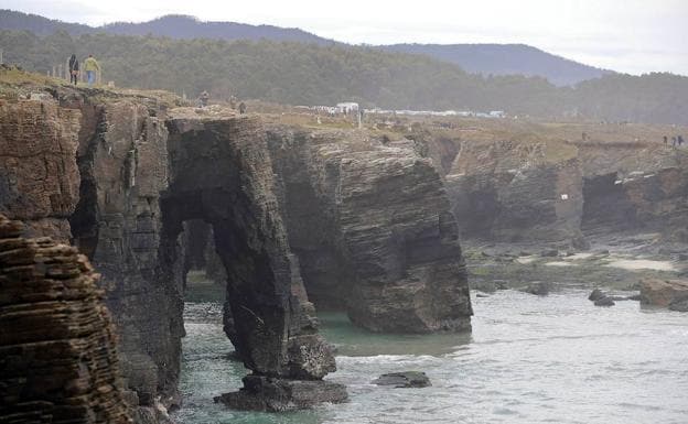 La Xunta pide el cierre de la playa de Las Catedrales para evitar riesgos