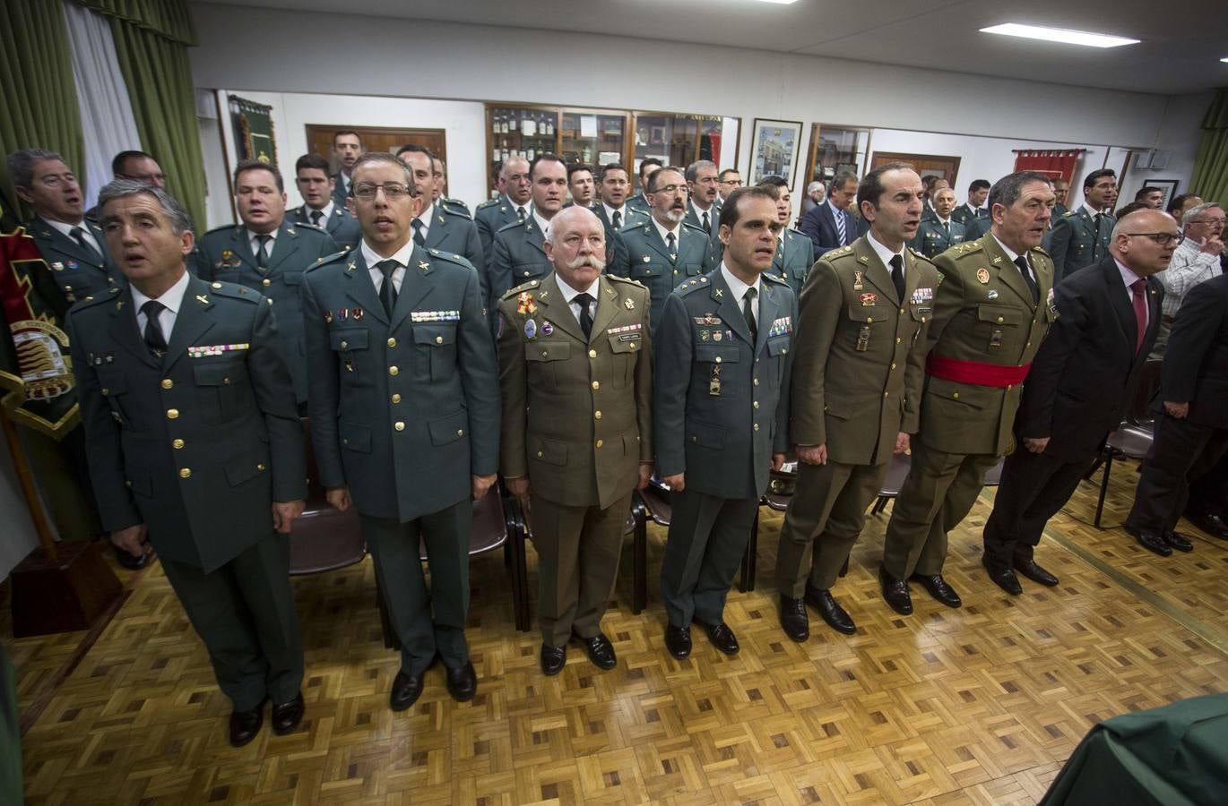 Durante la celebración, que ha tenido lugar en la sede de la Comandancia de Valladolid, el presidente de la Audiencia Provincial, Feliciano Trebolle ha sido condecorado con la Medalla al Mérito de este Cuerpo