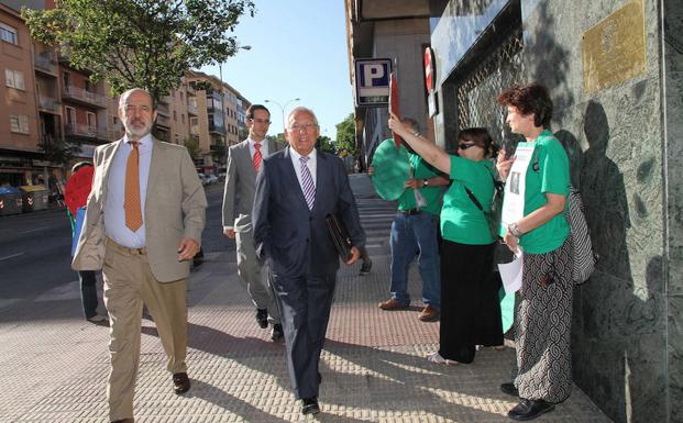 Joaquín Rodríguez (izq.) acompaña a Atilano Soto a la entrada del juzgado número 5. 